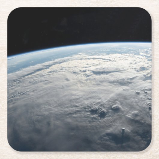 アフリカの海岸上空の熱帯低気圧台。 スクエアペーパーコースター (正面)