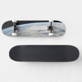 アフリカの海岸上空の熱帯低気圧台。 スケートボード (横)