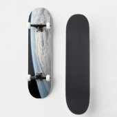 アフリカの海岸上空の熱帯低気圧台。 スケートボード (正面)