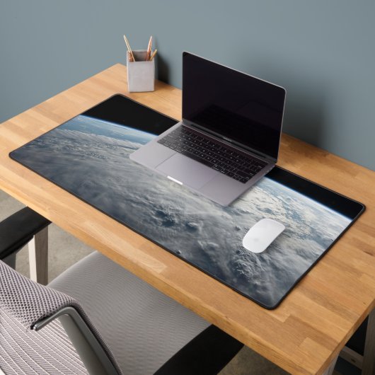 アフリカの海岸上空の熱帯低気圧台。 デスクマット (オフィス2)