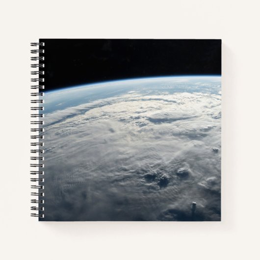 アフリカの海岸上空の熱帯低気圧台。 ノートブック (正面)