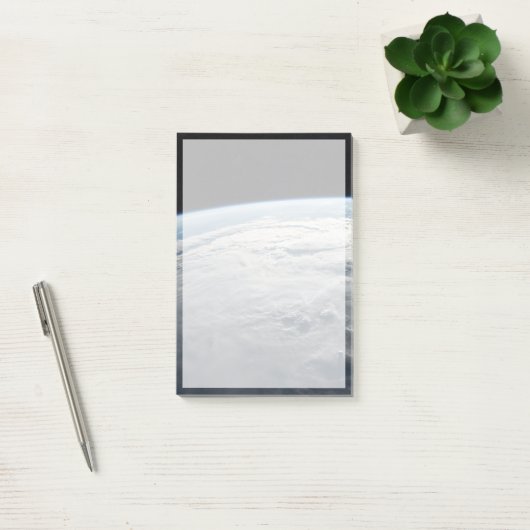 アフリカの海岸上空の熱帯低気圧台。 ポストイット (オフィス)