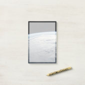 アフリカの海岸上空の熱帯低気圧台。 ポストイット (デスク上)