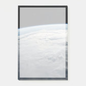 アフリカの海岸上空の熱帯低気圧台。 ポストイット (正面)