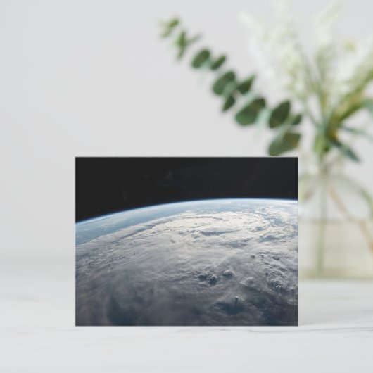 アフリカの海岸上空の熱帯低気圧台。 ポストカード (スタンド正面)