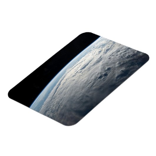 アフリカの海岸上空の熱帯低気圧台。 マグネット (左側)