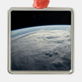 アフリカの海岸上空の熱帯低気圧台。 メタルオーナメント (正面)