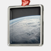 アフリカの海岸上空の熱帯低気圧台。 メタルオーナメント (左)