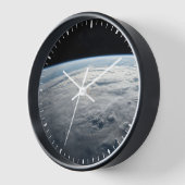 アフリカの海岸上空の熱帯低気圧台。 壁時計 (傾斜)