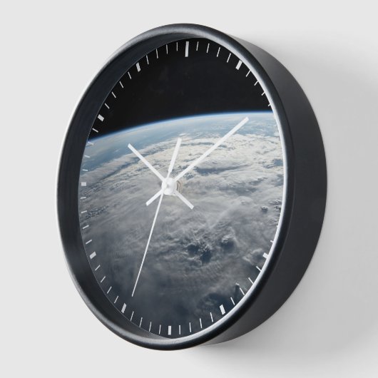 アフリカの海岸上空の熱帯低気圧台。 壁時計 (傾斜)