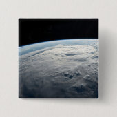 アフリカの海岸上空の熱帯低気圧台。 缶バッジ (正面)