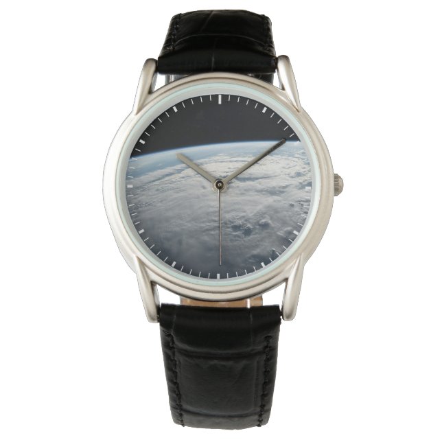 アフリカの海岸上空の熱帯低気圧台。 腕時計 (正面)