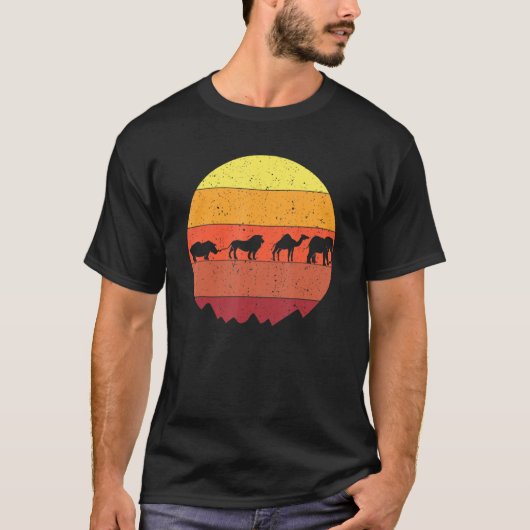 アフリカの野生動物と象のデザイン Tシャツ (正面)