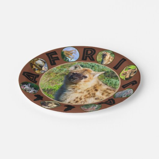 アフリカの野生動物サークルのコラージュで発見されたハイエナ ペーパープレート (アングル)