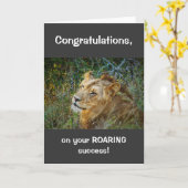 アフリカの雄のライオンが大成功を祝う カード (黄色い花)