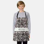 アフリカオーナメント微妙な白黒パターン エプロン (着用した状態)