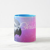 アフリカカラフルグレイのオウムとピンクとブルーの名前 マグカップ (中央)