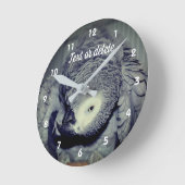 アフリカグレーオウムカワイバード2パーソナライズされた ラウンド壁時計 (傾斜)