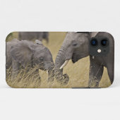 アフリカゾウが野原で草を食べている Case-Mate iPhoneケース (裏面(横))