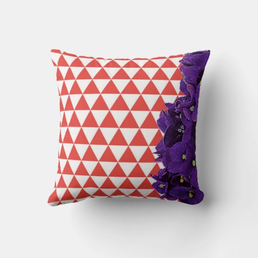 アフリカバイオレットの赤いピラミッドの枕 クッション (裏面)