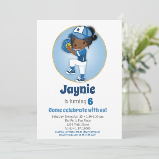 アフリカンアメリカンガールズブルーソフトボール誕生日 招待状 (スタンド正面)