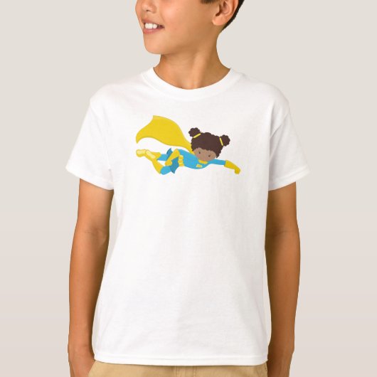 アフリカンアメリカン・ガール、スーパーヒーロー・ガール、イエローケープ Tシャツ (正面)