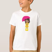 アフリカンアメリカン・ガール、レインコートのガール、傘 Tシャツ (正面)