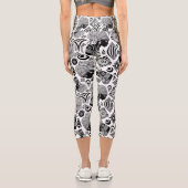 アフリカンガールポートレートトライバルタトゥー カプリレギンス (裏面)