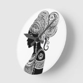 アフリカンガールポートレートトライバルタトゥー ラウンド壁時計 (傾斜)