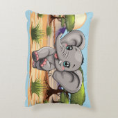 アフリカンサバンナで象のベビーが幸せにジャンプ アクセントクッション (裏面(縦))
