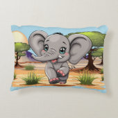 アフリカンサバンナで象のベビーが幸せにジャンプ アクセントクッション (裏面)