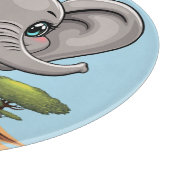 アフリカンサバンナで象のベビーが幸せにジャンプ カッティングボード (角)