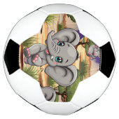 アフリカンサバンナで象のベビーが幸せにジャンプ サッカーボール (回転)