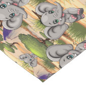 アフリカンサバンナで象のベビーが幸せにジャンプ ショートテーブルランナー (コーナー)