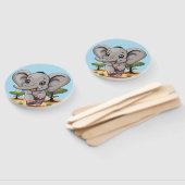 アフリカンサバンナで象のベビーが幸せにジャンプ ハンドファン (組立なし)