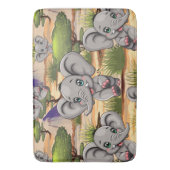 アフリカンサバンナで象のベビーが幸せにジャンプ バスマット (正面縦)