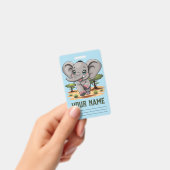 アフリカンサバンナで象のベビーが幸せにジャンプ バッジ (Handheld)