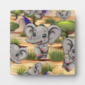 アフリカンサバンナで象のベビーが幸せにジャンプ フォトプラーク (正面)