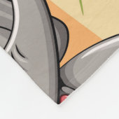 アフリカンサバンナで象のベビーが幸せにジャンプ フリースブランケット (角)