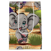アフリカンサバンナで象のベビーが幸せにジャンプ ミディアムペーパーバッグ (裏面)
