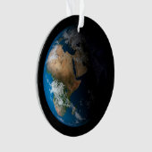 アフリカ上空の模擬雲を示す全地球。 オーナメント (正面)