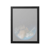 アフリカ上空の模擬雲を示す全地球。 ノートパッド (回転)