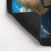 アフリカ上空の模擬雲を示す全地球。 マウスパッド (コーナー)