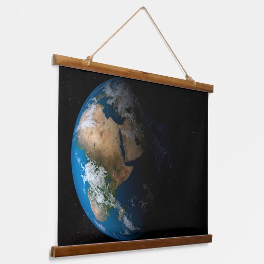 アフリカ上空の模擬雲を示す全地球。 吊り下げ型タペストリー (傾斜あり)