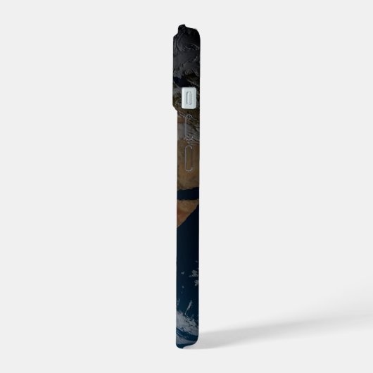 アフリカ上空の模擬雲を示す全地球。 iPhone 15ケース (左側面)