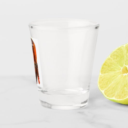 アフリカ人によって切り分けられる木製のマスク ショットグラス (右)