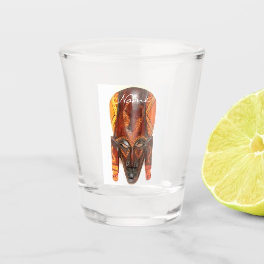 アフリカ人によって切り分けられる木製のマスク ショットグラス (正面)