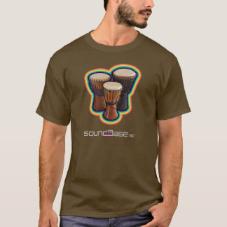 アフリカ人は虹のティーをドラムをたたきます Tシャツ