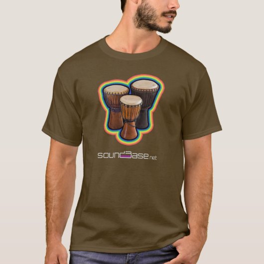 アフリカ人は虹のティーをドラムをたたきます Tシャツ (正面)