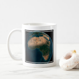 アフリカ大陸の上の宇宙から完全な地球。 コーヒーマグカップ